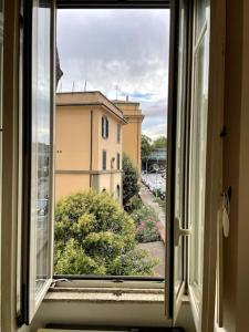 una finestra aperta con vista su un edificio di Ponte Milvio Smart Appartamento a Roma