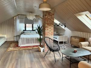 1 dormitorio con 1 cama y 1 mesa en una habitación en Randu klēts en Salacgrīva