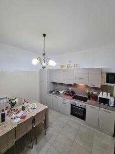 eine Küche mit weißen Schränken, einem Tisch und einem Esszimmer in der Unterkunft Curti Granda in Rescaldina