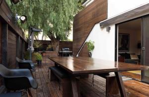 ロサンゼルスにあるArtSpace Venice Beach Rooftop House at Best Locationの屋外パティオ(木製のテーブルと椅子付)