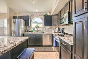 Köök või kööginurk majutusasutuses Luxe Gilbert Oasis - Close to Spring Training