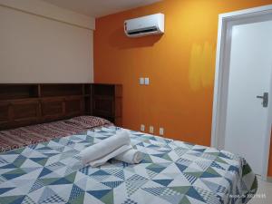 アハイアウ・ド・カボにあるVista Maravilhosa da Praia Grandeのベッドルーム1室(タオル付きのベッド1台付)