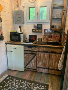 A kitchen or kitchenette at Off mode - Erdei faház a tóparton