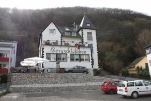 - un grand bâtiment blanc avec un panneau dans l'établissement Hotel Bergschlösschen, à Boppard