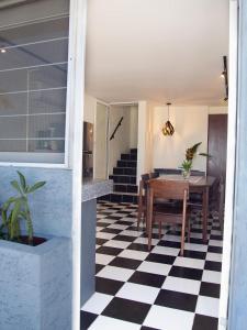 - une salle à manger avec une table et un sol en damier dans l'établissement CASA OCASO - Your home away from home, à Campeche