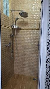 e bagno con doccia e soffione. di KHAWARIZMI 5 ad Agadir