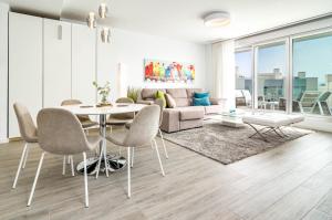 uma sala de estar com uma mesa e cadeiras e um sofá em LM111A- Le mirage Estepona by Roomservices em Estepona
