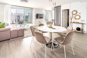 uma sala de estar com uma mesa branca e cadeiras em LM111A- Le mirage Estepona by Roomservices em Estepona