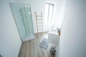 un bagno con wc, lavandino e doccia di IVOIRIA !!! SUBLIME Studio HOME STAGING AU CENTRE VILLE !!! a Saint-Quentin
