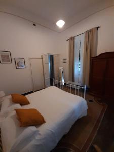 una camera da letto con un grande letto bianco e una finestra di AFFITTACAMERE SAN BIAGIO a Genova