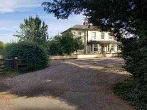 an image of a house with a driveway at The Lodge at Pickford House NEC and B'Ham Airport, Coventry in Coventry