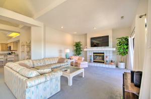 Posezení v ubytování Waterfront Condo with Resort Perks in Lake Ozark!