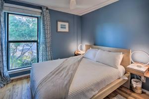 מיטה או מיטות בחדר ב-Stunning Houston Home with Private Backyard!