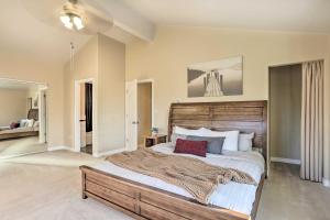 - une chambre avec un grand lit et une tête de lit en bois dans l'établissement Spacious and Private Home with Lazy Mountain View, à Palmer