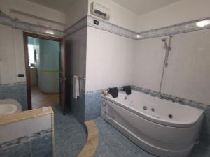een badkamer met een bad en een wastafel bij B&B La Fenice in Termini Imerese