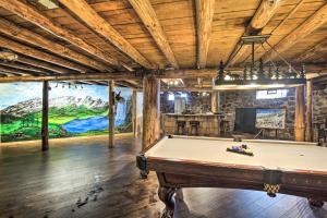 un tavolo da biliardo in una stanza con un murale di Ironwood Superior Home about 4 Mi to Big Powderhorn! a Ironwood