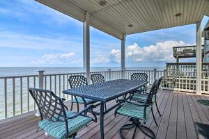 einen Tisch und Stühle auf einer Terrasse mit Meerblick in der Unterkunft Waterfront Sanctuary with Panoramic Bay Views! 