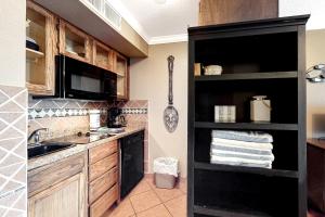 cocina con fregadero y fogones en Victorian Condos Tranquility at the Victorian 3224 en Galveston