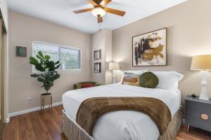 sypialnia z łóżkiem i wentylatorem sufitowym w obiekcie House of Jojo w mieście Palm Springs
