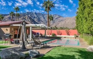 dom z basenem z górami w tle w obiekcie House of Jojo w mieście Palm Springs