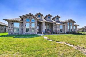 Modern Amarillo House with Fire Pit and Hot Tub!