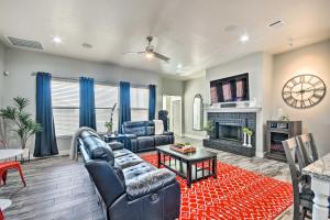 SoncyにあるModern Amarillo House with Fire Pit and Hot Tub!のソファと暖炉のあるリビングルーム