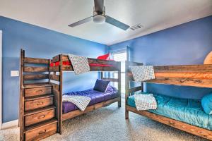 SoncyにあるModern Amarillo House with Fire Pit and Hot Tub!のベッドルーム1室(二段ベッド2台、シーリングファン付)