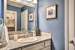 SoncyにあるModern Amarillo House with Fire Pit and Hot Tub!の洗面台と鏡のあるバスルーム +28枚の写真