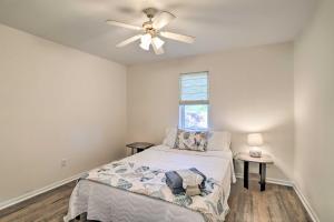 Un dormitorio con una cama y un ventilador de techo. en St Petersburg Hideaway with Fire Pit and Grill!, en San Petersburgo