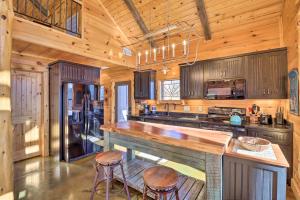 una cucina con armadi in legno e un grande bancone con sgabelli di Mountain View Hideaway with Outdoor Fireplace! a Mountain View