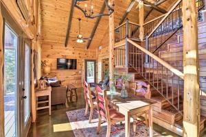 una sala da pranzo e un soggiorno in una baita di tronchi di Mountain View Hideaway with Outdoor Fireplace! a Mountain View