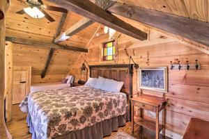 una camera da letto in una baita di tronchi con letto e scrivania di Mountain View Hideaway with Outdoor Fireplace! a Mountain View