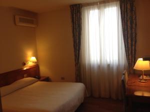 Postel nebo postele na pokoji v ubytování Hotel Cristallo