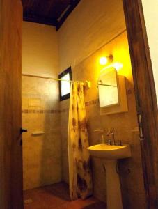 y baño con lavabo y ducha. en Cabaña Club Nautico Los Reyunos en San Rafael