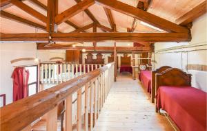 un pasillo de un tren con asientos rojos y techos de madera en 1 Bedroom Lovely Home In Monselice, en Monselice