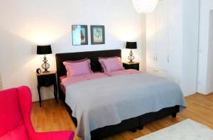 Łóżko lub łóżka w pokoju w obiekcie Apartment Theresiengasse