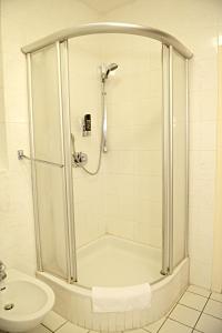 a bathroom with a shower and a toilet at ITM Hotel Motel21 Hamburg-Mitte in Hamburg