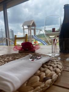 stół z widelcem i kieliszkiem wina w obiekcie Agriturismo Ippocastano w mieście Sciolze