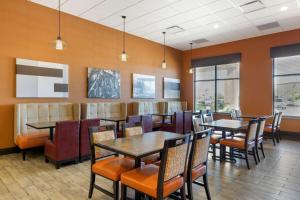 jadalnia ze stołami i krzesłami w restauracji w obiekcie Best Western Plus North Platte Inn & Suites w mieście North Platte