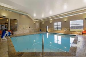 uma grande piscina com água azul num edifício em Best Western Plus North Platte Inn & Suites em North Platte