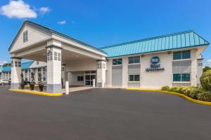 uma prestação de um hotel com estacionamento em Best Western Burlington Inn em Westampton Township