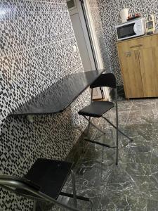 un tavolo nero e una sedia in cucina di KHAWARIZMI 5 ad Agadir