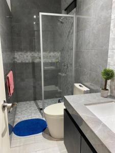 een badkamer met een douche, een toilet en een wastafel bij Turista en casa Apartamento con 100 m2 in Lima