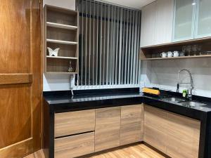 een keuken met een zwart aanrecht en een wastafel bij Turista en casa Apartamento con 100 m2 in Lima
