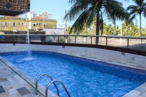 una piscina con una fuente en un edificio en Residêncial frente praia - Mirim - Praia Grande, en Praia Grande