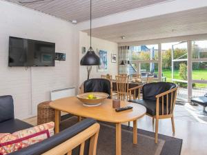 Et tv og/eller underholdning på 5 person holiday home in Henne