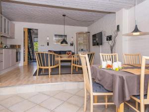 cocina y comedor con mesa y sillas en 5 person holiday home in Henne, en Henne Strand