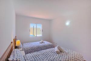 Una cama o camas en una habitación de Finca Los Corcos con piscina By Paramount Holidays 23 fotos más