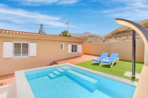 La alberca dentro o cerca de Finca Los Corcos con piscina By Paramount Holidays