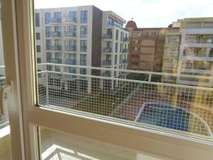 une fenêtre avec vue sur la ville dans l'établissement Apartment I4 in Sunset Beach 2 Resort, à Sunny Beach